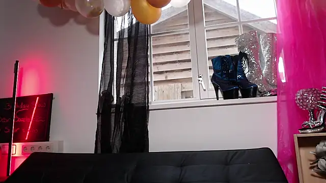 Snapshot of siswett chatting on 03.14.25 siswett online show from 03.14.25