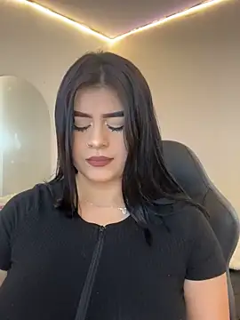 Snapshot of Kariina__69 chatting on 10.16.25 Kariina 69 online show from 10.16.25
