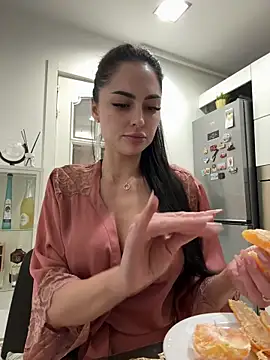 Snapshot of ChloeDevine chatting on 12.19.25 ChloeDevine online show from 12.19.25