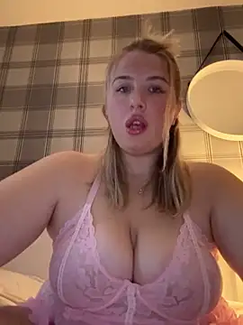 Snapshot of CutieCurvyGirlxo chatting on 09.14.25 CutieCurvyGirlxo online show from 09.14.25