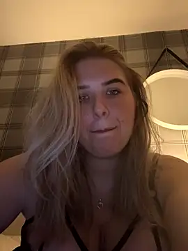Snapshot of CutieCurvyGirlxo chatting on 10.10.25 CutieCurvyGirlxo online show from 10.10.25