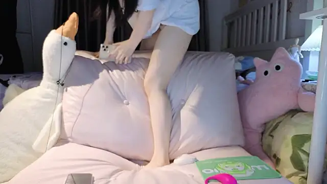 Snapshot of love-uiui chatting on 10.15.25 love-uiui online show from 10.15.25