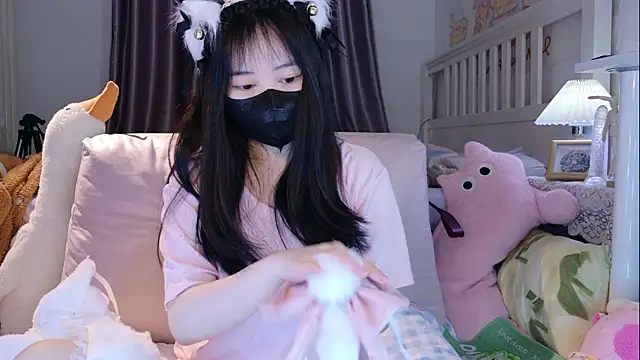 Snapshot of love-uiui chatting on 10.27.25 love-uiui online show from 10.27.25