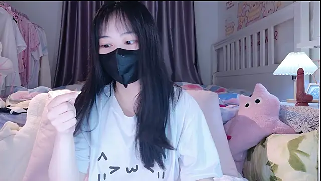 Snapshot of love-uiui chatting on 11.04.25 love-uiui online show from 11.04.25