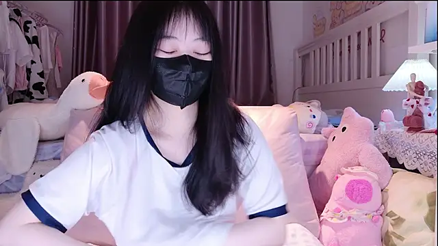 Snapshot of love-uiui chatting on 11.17.25 love-uiui online show from 11.17.25