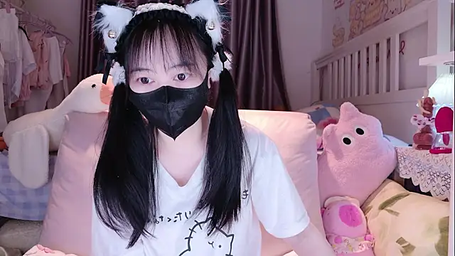 Snapshot of love-uiui chatting on 11.20.25 love-uiui online show from 11.20.25