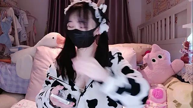 Snapshot of love-uiui chatting on 11.22.25 love-uiui online show from 11.22.25