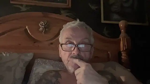 Snapshot of poggles chatting on 03.18.26 poggles online show from 03.18.26