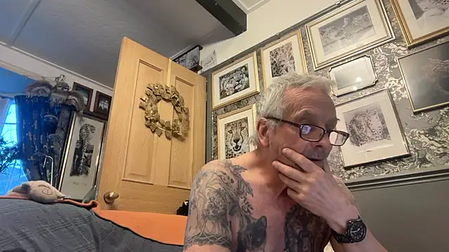 Snapshot of poggles chatting on 03.24.26 poggles online show from 03.24.26