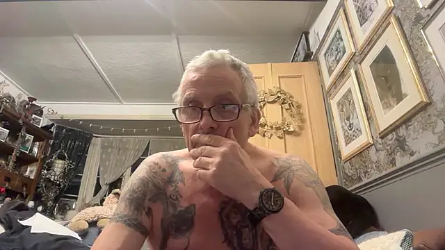 Snapshot of poggles chatting on 03.25.26 poggles online show from 03.25.26