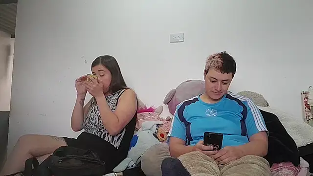 Snapshot of twodoo chatting on 10.31.25 twodoo online show from 10.31.25