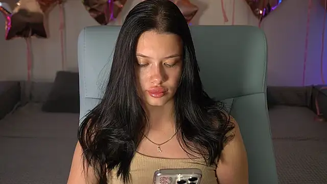 Snapshot of ReginaWine chatting on 09.16.25 ReginaWine online show from 09.16.25