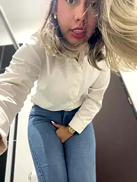 Snapshot of sara_calderon chatting on 09.10.25 sara calderon online show from 09.10.25