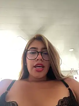 Snapshot of sara_calderon chatting on 10.11.25 sara calderon online show from 10.11.25