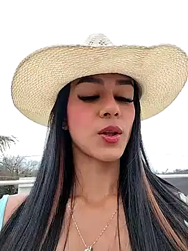 Snapshot of Juliana_Xander chatting on 11.20.25 Juliana Xander online show from 11.20.25