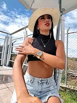 Snapshot of Juliana_Xander chatting on 11.25.25 Juliana Xander online show from 11.25.25