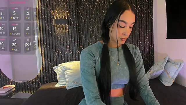 Snapshot of ZOETTAYLOR chatting on 10.28.25 ZOETTAYLOR online show from 10.28.25