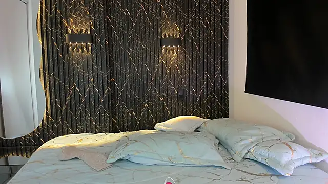 Snapshot of ZOETTAYLOR chatting on 11.05.25 ZOETTAYLOR online show from 11.05.25