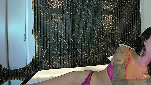 Snapshot of ZOETTAYLOR chatting on 12.19.25 ZOETTAYLOR online show from 12.19.25