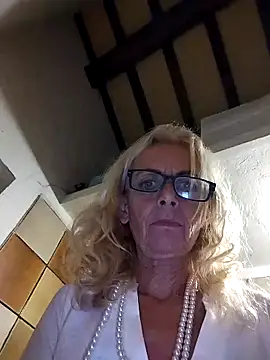 Snapshot of clarabell4 chatting on 10.31.25 clarabell4 online show from 10.31.25