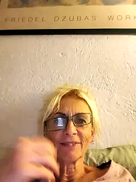 Snapshot of clarabell4 chatting on 11.14.25 clarabell4 online show from 11.14.25