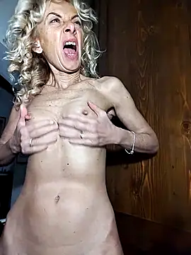 Snapshot of clarabell4 chatting on 12.02.25 clarabell4 online show from 12.02.25