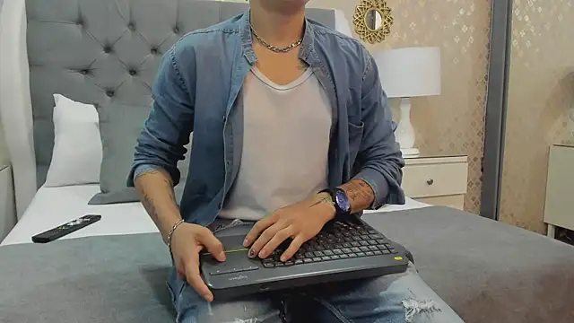 Snapshot of ZoeKrug chatting on 09.12.25 ZoeKrug online show from 09.12.25