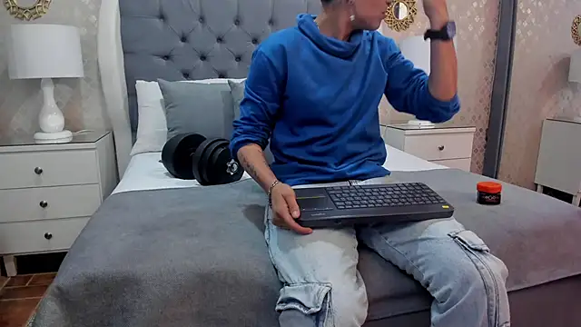 Snapshot of ZoeKrug chatting on 09.13.25 ZoeKrug online show from 09.13.25