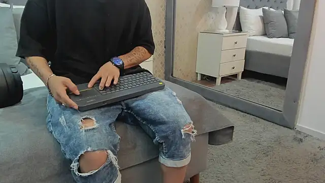 Snapshot of ZoeKrug chatting on 09.14.25 ZoeKrug online show from 09.14.25