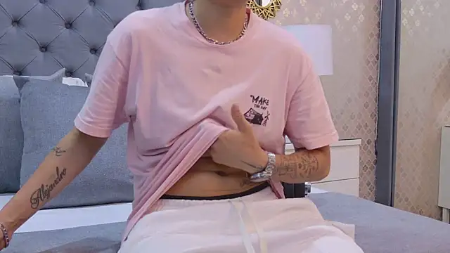 Snapshot of ZoeKrug chatting on 09.17.25 ZoeKrug online show from 09.17.25