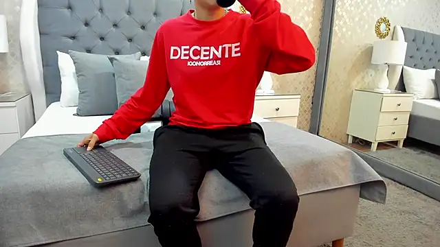 Snapshot of ZoeKrug chatting on 09.18.25 ZoeKrug online show from 09.18.25