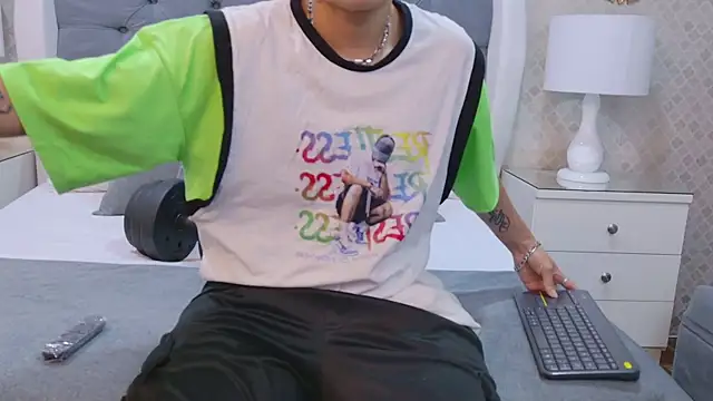 Snapshot of ZoeKrug chatting on 09.27.25 ZoeKrug online show from 09.27.25