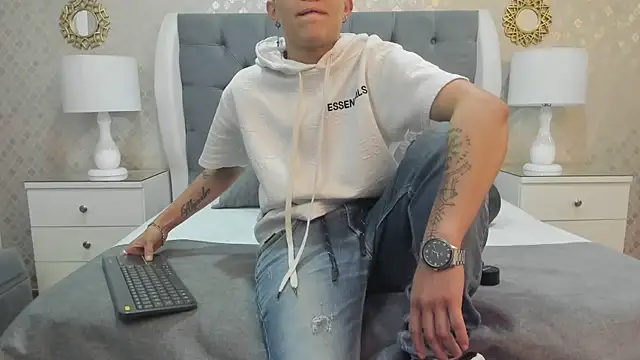 Snapshot of ZoeKrug chatting on 09.30.25 ZoeKrug online show from 09.30.25