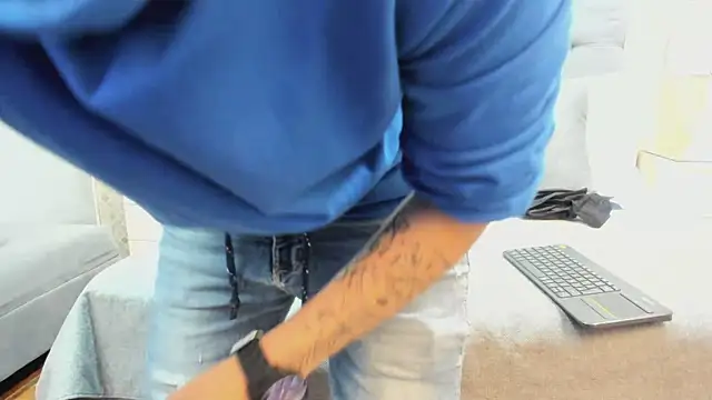 Snapshot of ZoeKrug chatting on 10.04.25 ZoeKrug online show from 10.04.25