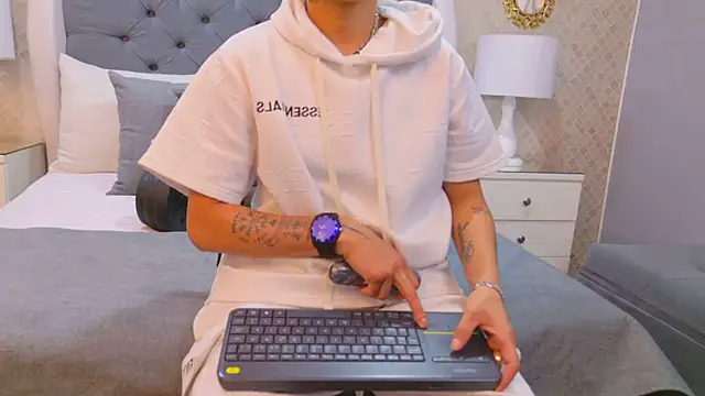 Snapshot of ZoeKrug chatting on 10.06.25 ZoeKrug online show from 10.06.25