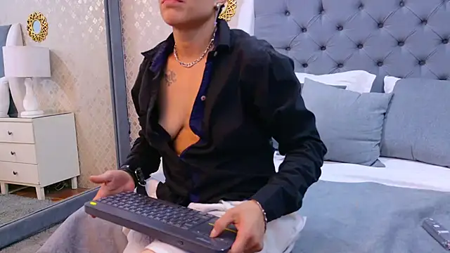 Snapshot of ZoeKrug chatting on 10.07.25 ZoeKrug online show from 10.07.25