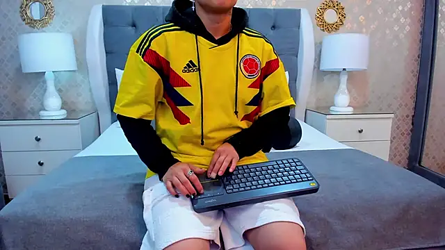 Snapshot of ZoeKrug chatting on 10.11.25 ZoeKrug online show from 10.11.25