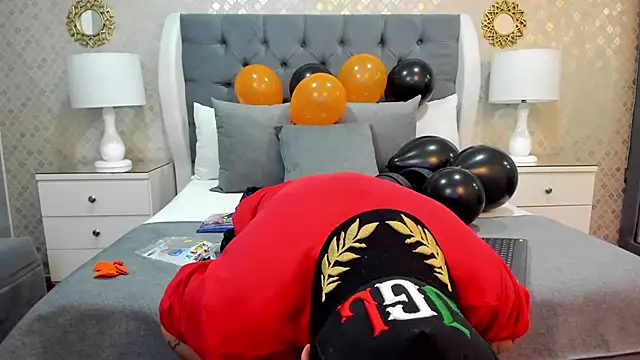 Snapshot of ZoeKrug chatting on 10.14.25 ZoeKrug online show from 10.14.25