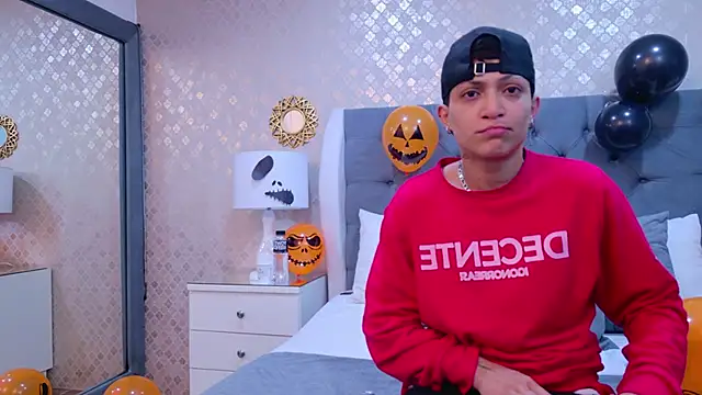 Snapshot of ZoeKrug chatting on 10.15.25 ZoeKrug online show from 10.15.25