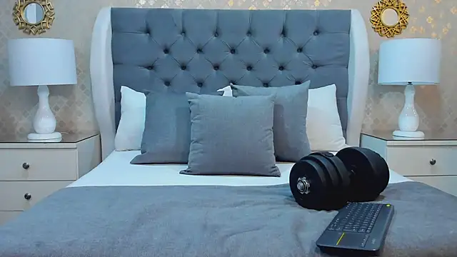 Snapshot of ZoeKrug chatting on 10.18.25 ZoeKrug online show from 10.18.25