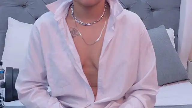 Snapshot of ZoeKrug chatting on 10.23.25 ZoeKrug online show from 10.23.25