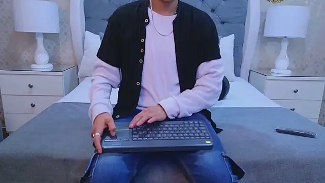 Snapshot of ZoeKrug chatting on 10.25.25 ZoeKrug online show from 10.25.25