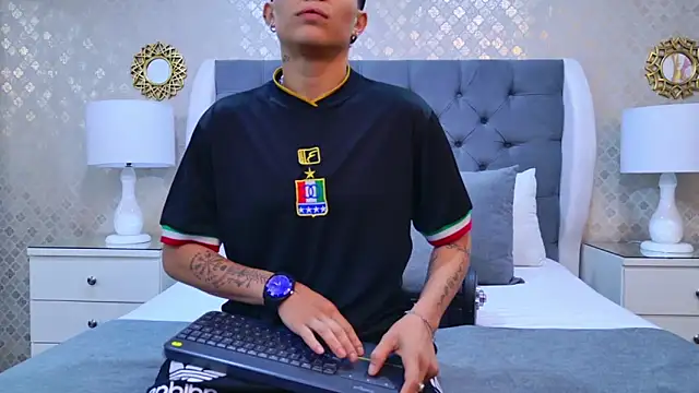 Snapshot of ZoeKrug chatting on 10.28.25 ZoeKrug online show from 10.28.25