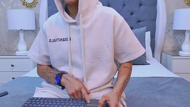 Snapshot of ZoeKrug chatting on 10.29.25 ZoeKrug online show from 10.29.25