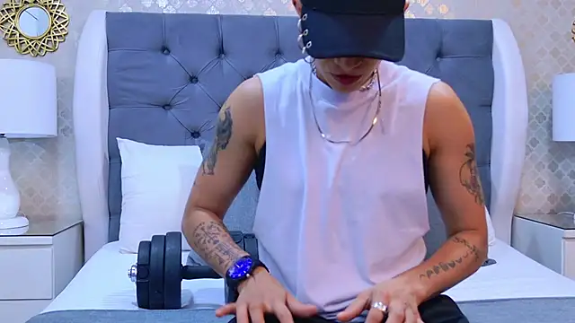 Snapshot of ZoeKrug chatting on 10.30.25 ZoeKrug online show from 10.30.25