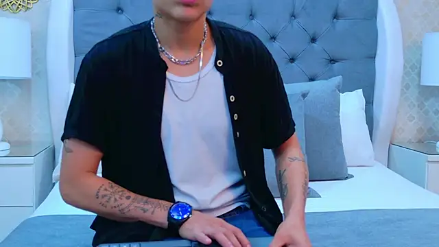 Snapshot of ZoeKrug chatting on 11.01.25 ZoeKrug online show from 11.01.25