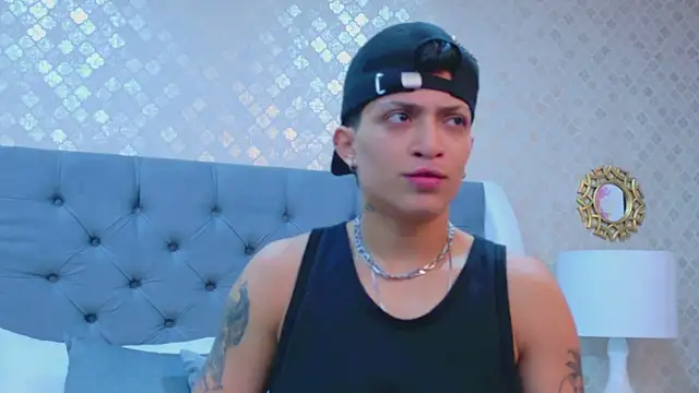 Snapshot of ZoeKrug chatting on 11.03.25 ZoeKrug online show from 11.03.25