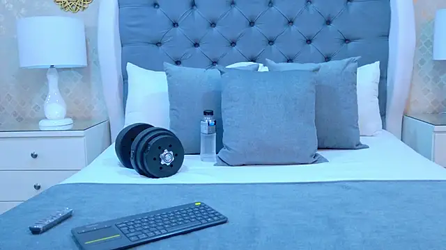 Snapshot of ZoeKrug chatting on 11.05.25 ZoeKrug online show from 11.05.25