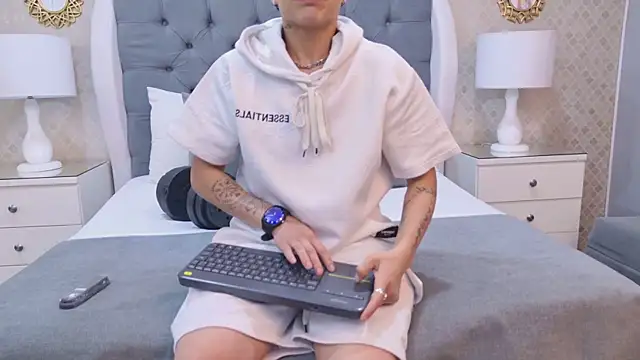 Snapshot of ZoeKrug chatting on 11.06.25 ZoeKrug online show from 11.06.25