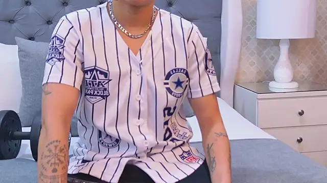 Snapshot of ZoeKrug chatting on 11.07.25 ZoeKrug online show from 11.07.25